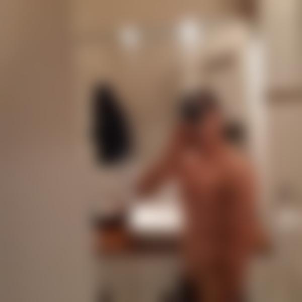 En ukendt kvinde, kvinde i par, søger par til en trekant i Bondy i København