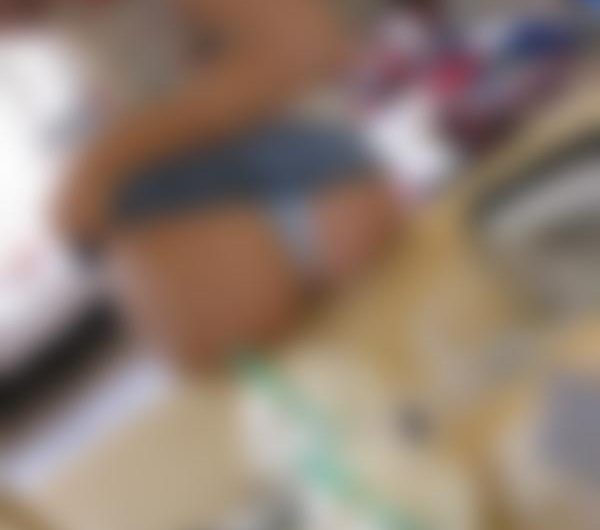 To piger, 2 bi-veninder søger en trekant med en udholdende fyr i Horsens