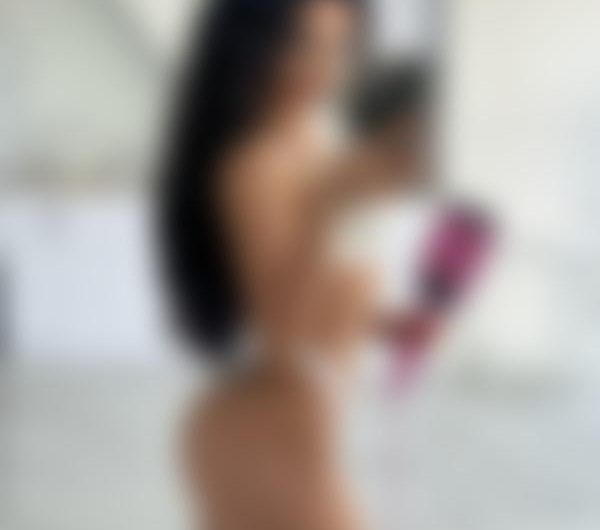 Ssarah, åben pige til oralsex hele natten i Kolding