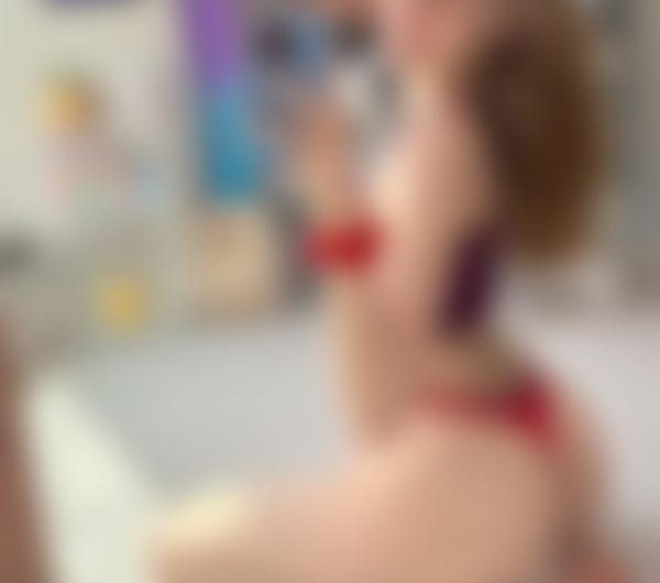 Tidligt om morgenen, smuk brun kvinde søger mand eller par i København