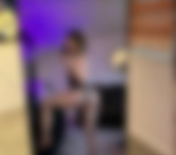 Revedehard, artig pige, ung mor, vil prøve mere ekstreme ting diskret i København