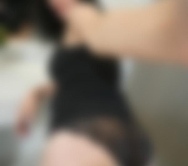 Ung, sporty og naturistisk kvinde i Viborg