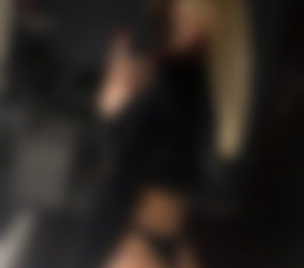 Talonjupette, studerende i nederdel og højhælede sko på jagt efter en lækker pik i Odense